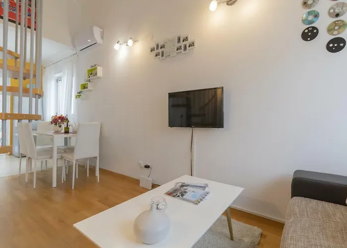 Center Penthouse 아파트 풀라