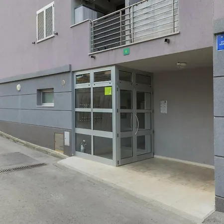 Center Penthouse - Free Parking Apartment *