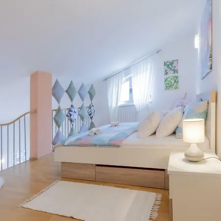 Center Penthouse Apartment *