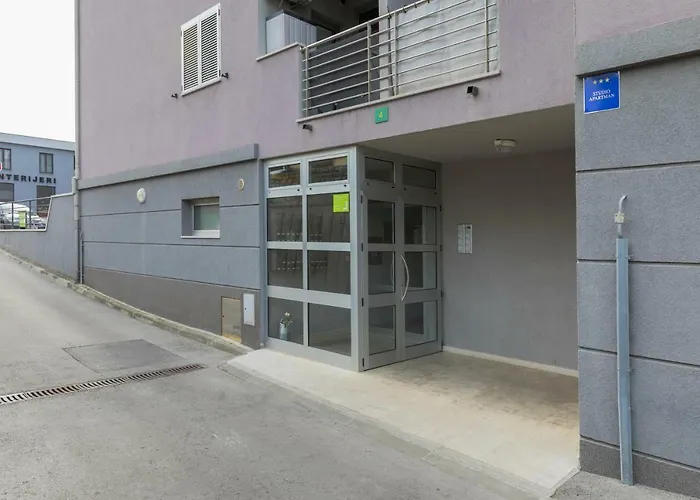 Center Penthouse Apartment *