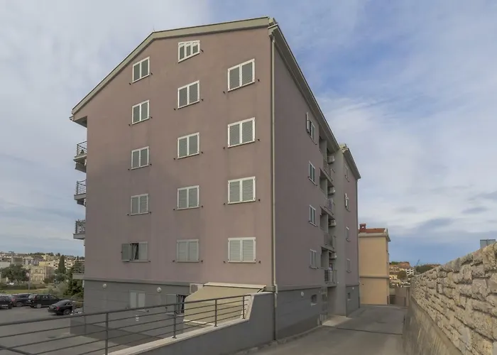 Center Penthouse Apartment *