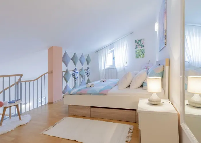 Center Penthouse Apartment *